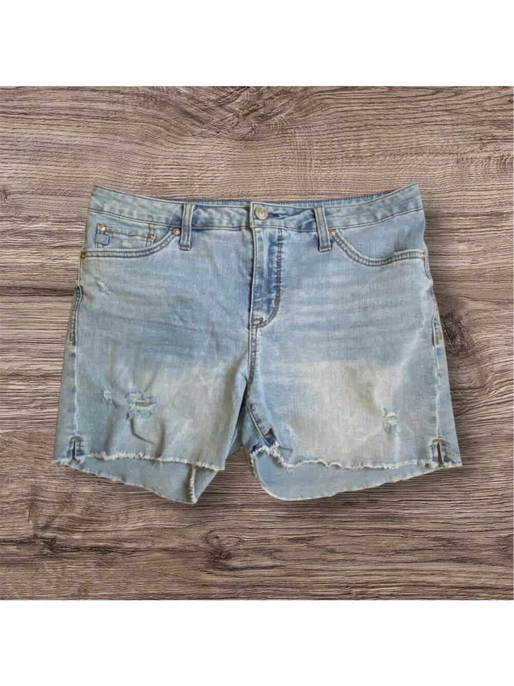 Seven Women’s Light Wash Blue Denim 4-inch Cut off Shorts Size 10